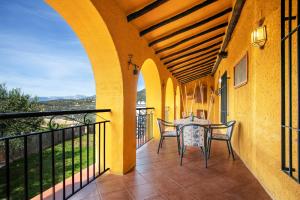 A balcony or terrace at Casa El Lagarillo con Piscina privada