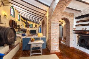 A seating area at Casa El Lagarillo con Piscina privada