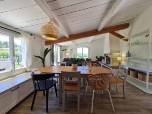 cocina y comedor con mesa de madera y sillas en Domaine de la Navicelle, en Le Pradet