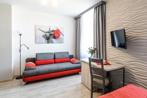 TV a/nebo společenská místnost v ubytování Pokoje, Noclegi, Apartamenty Dune Resort Łeba