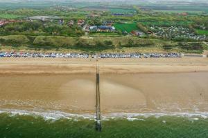 een luchtzicht op een strand met een menigte mensen bij Hotel Zeeuws Licht I Kloeg Collection in Dishoek