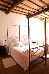 a bedroom with a large bed and a table at Agriturismo Escaia in Volterra