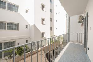 A balcony or terrace at Petraki Residence 1bdr Apt with balcony 1 min from Ermou str