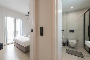 A bathroom at Petraki Residence 1bdr Apt with balcony 1 min from Ermou str Még 31 kép