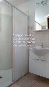 een badkamer met een douche en een wastafel bij B&B I Tre Bassotti in Loreto