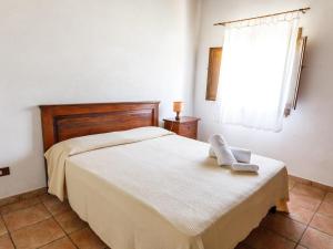 una camera da letto con un letto e una finestra di b Giagumeddu 09A Bilo a Badesi