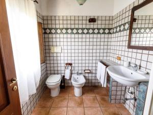 un bagno con un water e un lavandino di b Giagumeddu 09A Bilo a Badesi