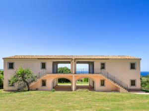 una grande casa con una scala davanti di b Giagumeddu 09A Bilo a Badesi