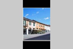 - une vue sur une rue d'une ville avec des bâtiments dans l'établissement Green Appartamenti i Portici nel centro storico, à Melzo