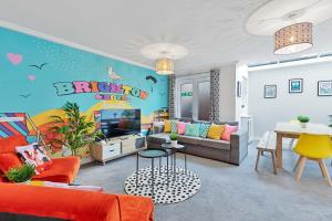 uma sala de estar com um grande jogo de dinossauros na parede em Brightons Best BIG House 2 - By My Getaways em Brighton & Hove