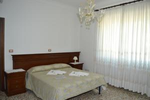 Schlafzimmer mit einem Bett und einem Kronleuchter in der Unterkunft Villa San Giacomo in Scerni
