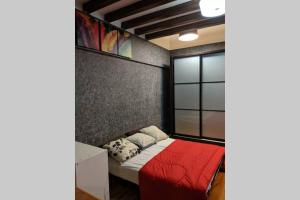 מיטה או מיטות בחדר ב-Cozy designer loft near KL city center