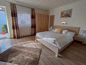 Ένα ή περισσότερα κρεβάτια σε δωμάτιο στο Szécsényi Apartman