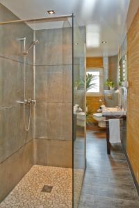 a bathroom with a shower with a glass door at Hotel Naheschlößchen in Bad Münster am Stein-Ebernburg