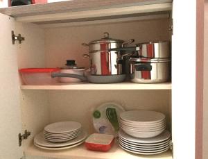 A kitchen or kitchenette at Appartamento Rosso a Milano, vicino allo IEO