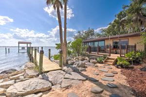 Merritt IslandRiverfront Merritt Island Bungalow with Dock and Deck的水岸的房子