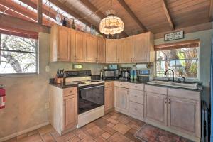 Riverfront Merritt Island Bungalow with Dock and Deck的厨房或小厨房