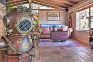 Riverfront Merritt Island Bungalow with Dock and Deck的休息区