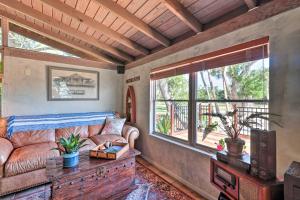 Riverfront Merritt Island Bungalow with Dock and Deck的休息区