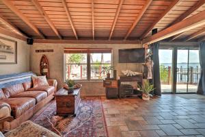 Riverfront Merritt Island Bungalow with Dock and Deck的休息区