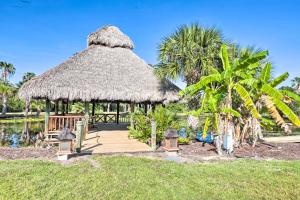 Riverfront Merritt Island Bungalow with Dock and Deck外面的花园