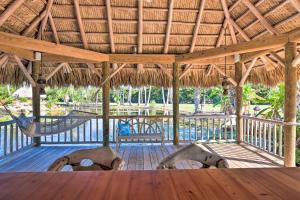Riverfront Merritt Island Bungalow with Dock and Deck的阳台或露台