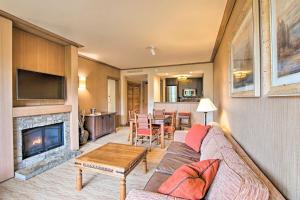 Posezení v ubytování Condo with Outdoor Heated Pool and Hot Tub Access!