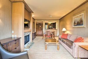 Posezení v ubytování Condo with Outdoor Heated Pool and Hot Tub Access!