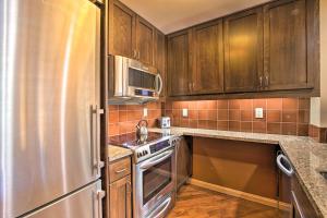 Kuchyň nebo kuchyňský kout v ubytování Condo with Outdoor Heated Pool and Hot Tub Access!