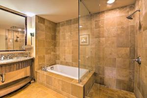 Koupelna v ubytování Condo with Outdoor Heated Pool and Hot Tub Access! + 37 fotografií