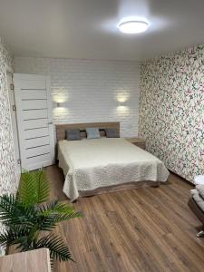 Giường trong phòng chung tại Лучшие апартаменты для размещения с детьми возле Днепра, центр в пешей доступности
