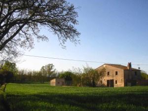 Ein altes Haus mitten auf einem Feld in der Unterkunft Can Jep Llarg Casa Rural in Cassà de la Selva