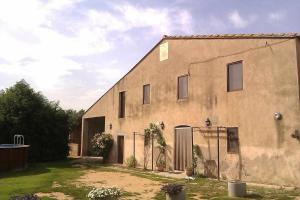 ein Gebäude mit einem Zaun davor in der Unterkunft Can Jep Llarg Casa Rural in Cassà de la Selva