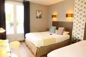 Cama ou camas em um quarto em Logis Hôtels- Hôtel Marguerite d'Anjou Angers château