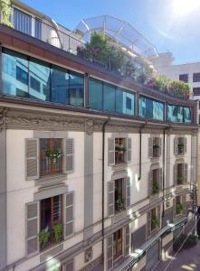 um edifício de apartamentos com plantas no topo em The Street Milano Duomo | a Design Boutique Hotel em Milão