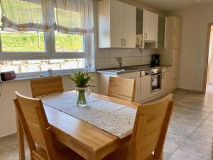 A kitchen or kitchenette at Ferienwohnung am Weinberg