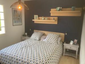 een slaapkamer met een bed en twee nachtkastjes bij Maison Villa Sables-d'Olonne in Les Sables-dʼOlonne