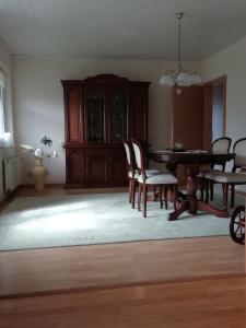a living room with a dining room table and chairs at Meyers Ferienwohnung in Elmlohe +12 photos