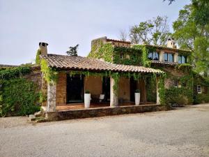 Mas D'Ange en Provence في Les Taillades: منزل حجري قديم عليه اللبي