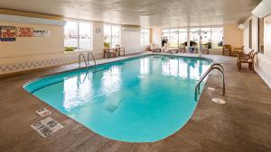 a large swimming pool in a hotel room at Best Western Airport Inn in Moline