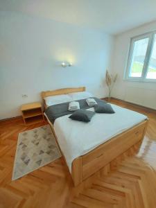 เตียงในห้องที่ Apartmani Tarsko Jezero Nova Vezanja