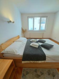 Postel nebo postele na pokoji v ubytování Apartmani Tarsko Jezero Nova Vezanja
