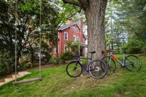 twee fietsen geparkeerd naast een boom voor een huis bij The Applewood Manor in Asheville