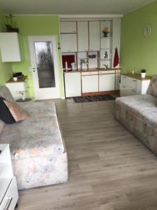sala de estar amplia con sofá y cocina en Laboe-Hafen, en Laboe