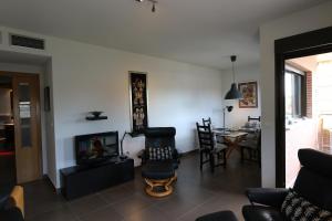 een woonkamer met een tv en een tafel en stoelen bij Aguilas Residencial El Cedro BID2 in Águilas