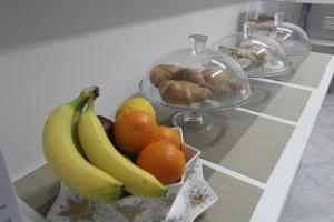 a bowl of fruit on a counter with bananas and oranges at sognandocasab&b tortora in Praia a Mare