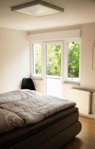 Postel nebo postele na pokoji v ubytování Naturnahe schöne neu gestaltete Ferienwohnung