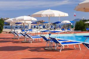 Der Swimmingpool an oder in der Nähe von Hotel Airone isola d'Elba
