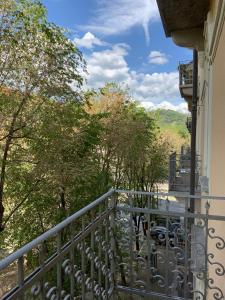 - un balcon avec vue sur les arbres et un bâtiment dans l'établissement Casa Dante, à Turin