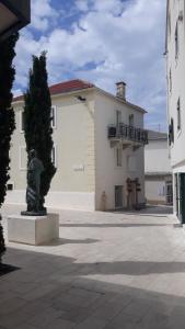 Το κτήριο όπου στεγάζεται  το διαμέρισμα